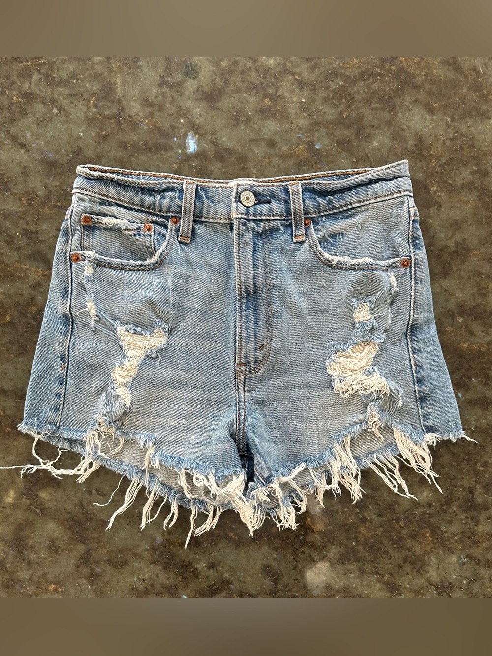 Abercrombie & Fitch Distressed High Rise Mom Short. Women’s Size 27 (4)